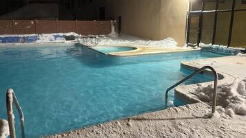 Una piscina techada, una piscina al aire libre