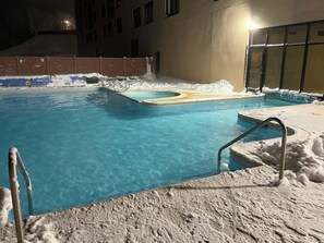 Una piscina techada, una piscina al aire libre