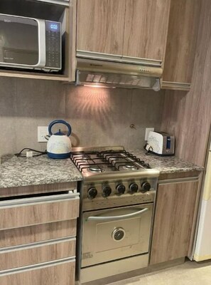 Refrigerador, microondas, horno, placa de cocina