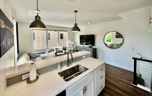 Private Rooftop  BayView&Town2 Lake Michigan Views. Walk to Beach AND Dining!