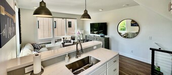 Private Rooftop  BayView&Town2 Lake Michigan Views. Walk to Beach AND Dining!