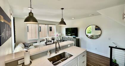 Private Rooftop BayView&Town2 Lake Michigan Views. Walk to Beach AND Dining!