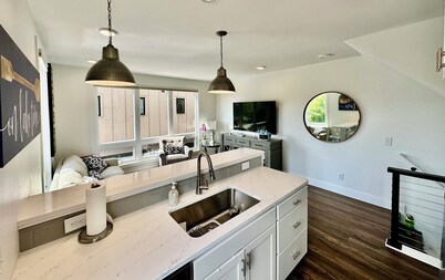 Private Rooftop  BayView&Town2 Lake Michigan Views. Walk to Beach AND Dining!