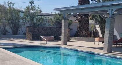 Modern 6 BR Near Strip - 10min