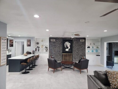 Modern 6 BR Near Strip - 10min