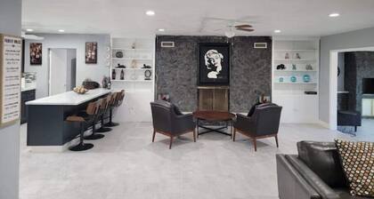 Modern 6 BR Near Strip - 10min