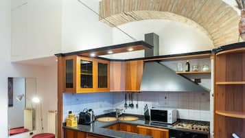 Frigorifero, forno, piano cottura, lavastoviglie