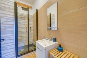 Shower, hair dryer, towels