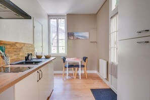 Kühlschrank, Mikrowelle, Ofen, Wasserkocher mit Kaffee-/Teezubehör