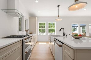 Private kitchen - Brand New Home & 5 Minute Walk to Ridgevale Beach (Chatham)