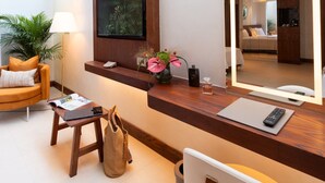 Deluxe Family Room | 거실 공간 | TV