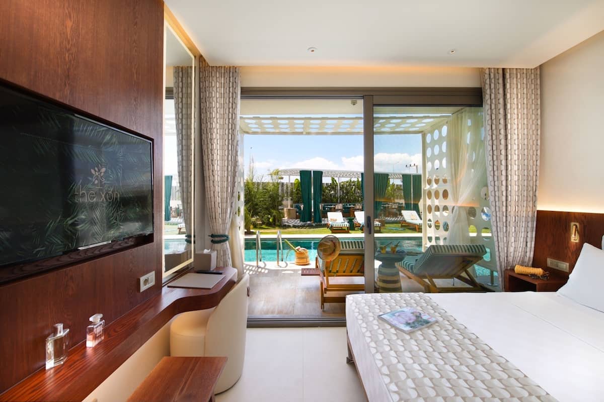 Pool Room | Egyptian cotton sheets, premium bedding, down duvets, minibar