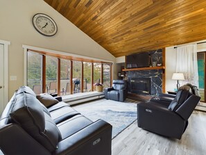 Smart TV - Juneau 3 bedroom home with Ocean & Mountain Views (Juneau)