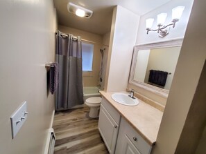 Ensemble douche/baignoire, sèche-cheveux, serviettes fournies