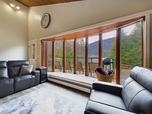 Juneau 3 bedroom home with Ocean & Mountain Views