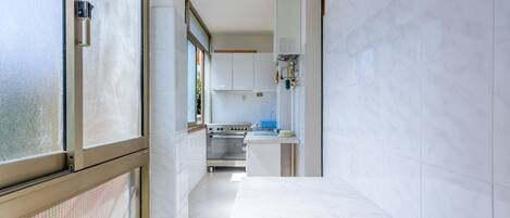 Fridge, oven, stovetop