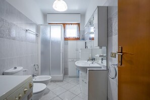 Shower, hair dryer, bidet, towels - GuestHost - Cozy and roomy apartment 93 sqm located on the first floor of a building WITHOUT a lift (stairs to access) can accommodate up to 6 people. The property, equipped with all the main comforts: bars, restaurants, supermarkets and pharmacy.The acc (Viareggio)