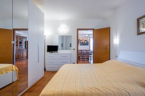 3 bedrooms, iron/ironing board - GuestHost - Cozy and roomy apartment 93 sqm located on the first floor of a building WITHOUT a lift (stairs to access) can accommodate up to 6 people. The property, equipped with all the main comforts: bars, restaurants, supermarkets and pharmacy.The acc (Viareggio)