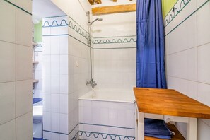 Combined shower/bathtub, hair dryer, bidet, towels