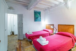 1 dormitorio, tabla de planchar con plancha, wifi y ropa de cama