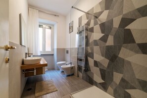 Dusche, Haartrockner, Bidet, Handtücher