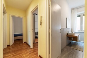 Douche, sèche-cheveux, bidet, serviettes fournies