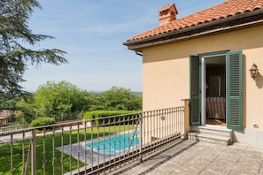 A building with a pool, a balcony, and a view of the surrounding greenery. - GuestHost - Elegant and spacious villa perfect for accommodating up to 12 guests is located in the center of Vignale in the heart of Monferrato area, nominated a UNESCO World Heritage Site in 2014. The house is equipped with every comfort: WiFi, air cond (Vignale Monferrato)