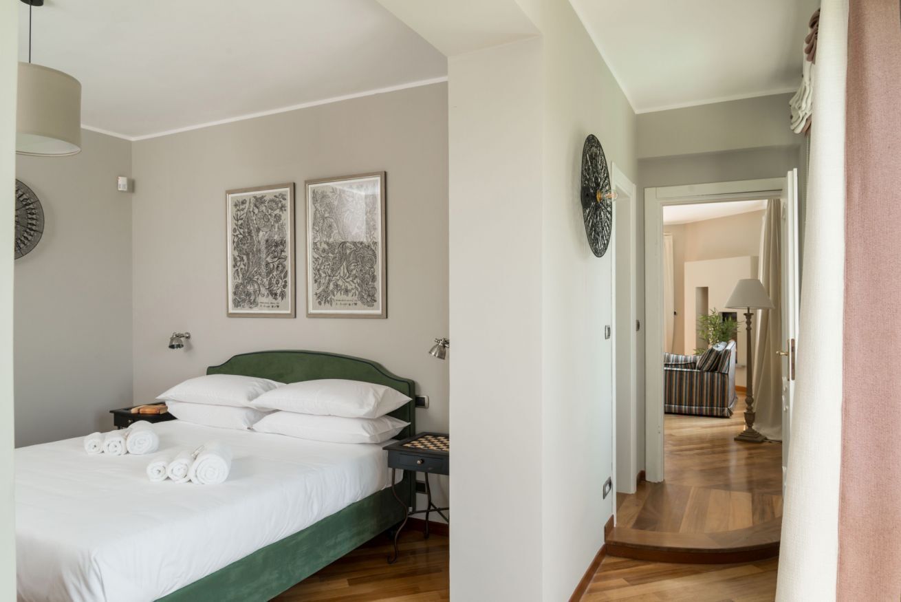 6 bedrooms, iron/ironing board, WiFi, bed sheets