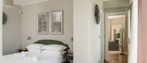 6 bedrooms, iron/ironing board, WiFi, bed sheets