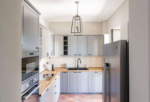 Kühlschrank, Ofen, Herdplatte, Wasserkocher mit Kaffee-/Teezubehör