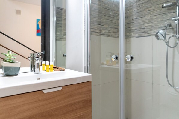 Shower, hair dryer, towels