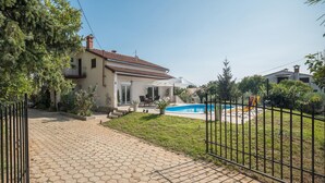 A house with a swimming pool, a paved patio, and a fenced yard. - Lovely home in Visnjan (Visnjan)