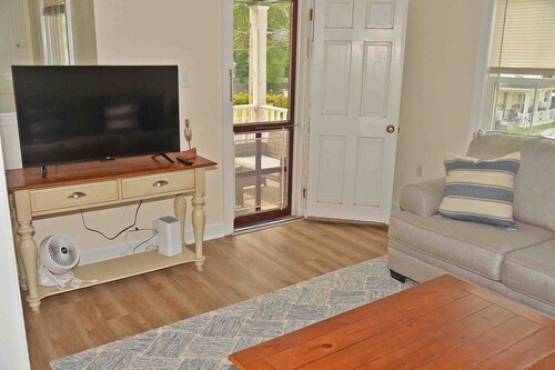 Knot's Landing, spacious Apt. downtown Rock Hall