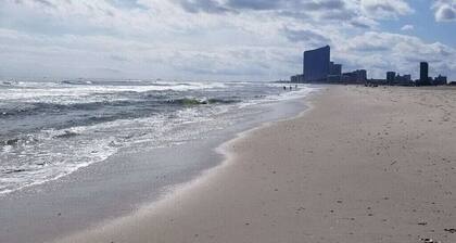 One block from the beach! Cozy beach condo near restaurants and shopping.