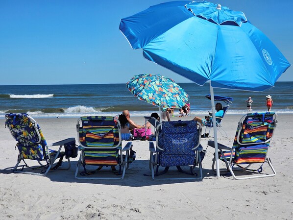 In Strandnähe, Liegestühle, Strandtücher