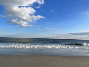 In Strandnähe, Liegestühle, Strandtücher