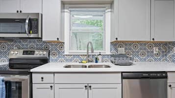 Jääkaappi, mikroaaltouuni, uuni, liesi