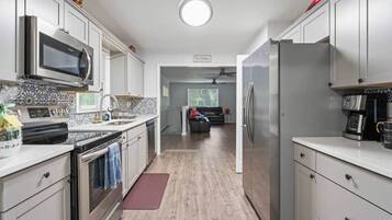 Kylskåp, mikrovågsugn, ugn och spishäll