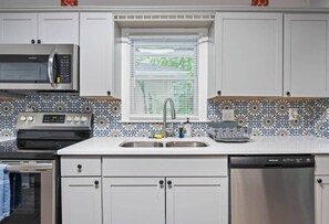 Réfrigérateur, four à micro-ondes, un four, surface de cuisson