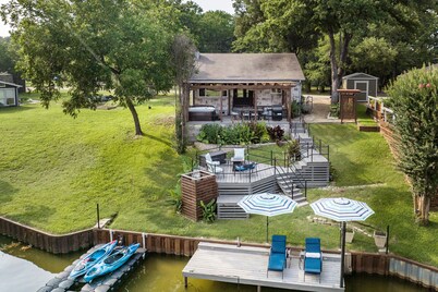 Lakefront Getaway Hot Tub, Projector, Kayaks