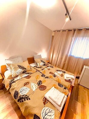 3 slaapkamers, een strijkplank/strijkijzer, reisbedje, gratis wifi