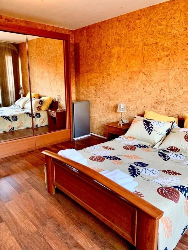 3 bedrooms, iron/ironing board, travel cot, free WiFi