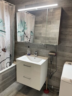 Gratis toiletartikelen, een haardroger, handdoeken, zeep