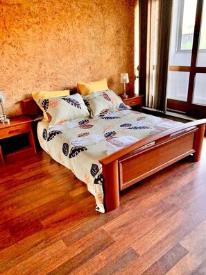 3 slaapkamers, een strijkplank/strijkijzer, reisbedje, gratis wifi