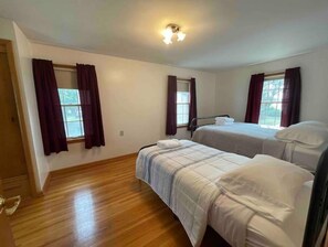 5 bedrooms, iron/ironing board, free WiFi, bed sheets
