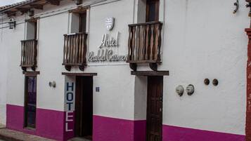 Vista frontal de la propiedad