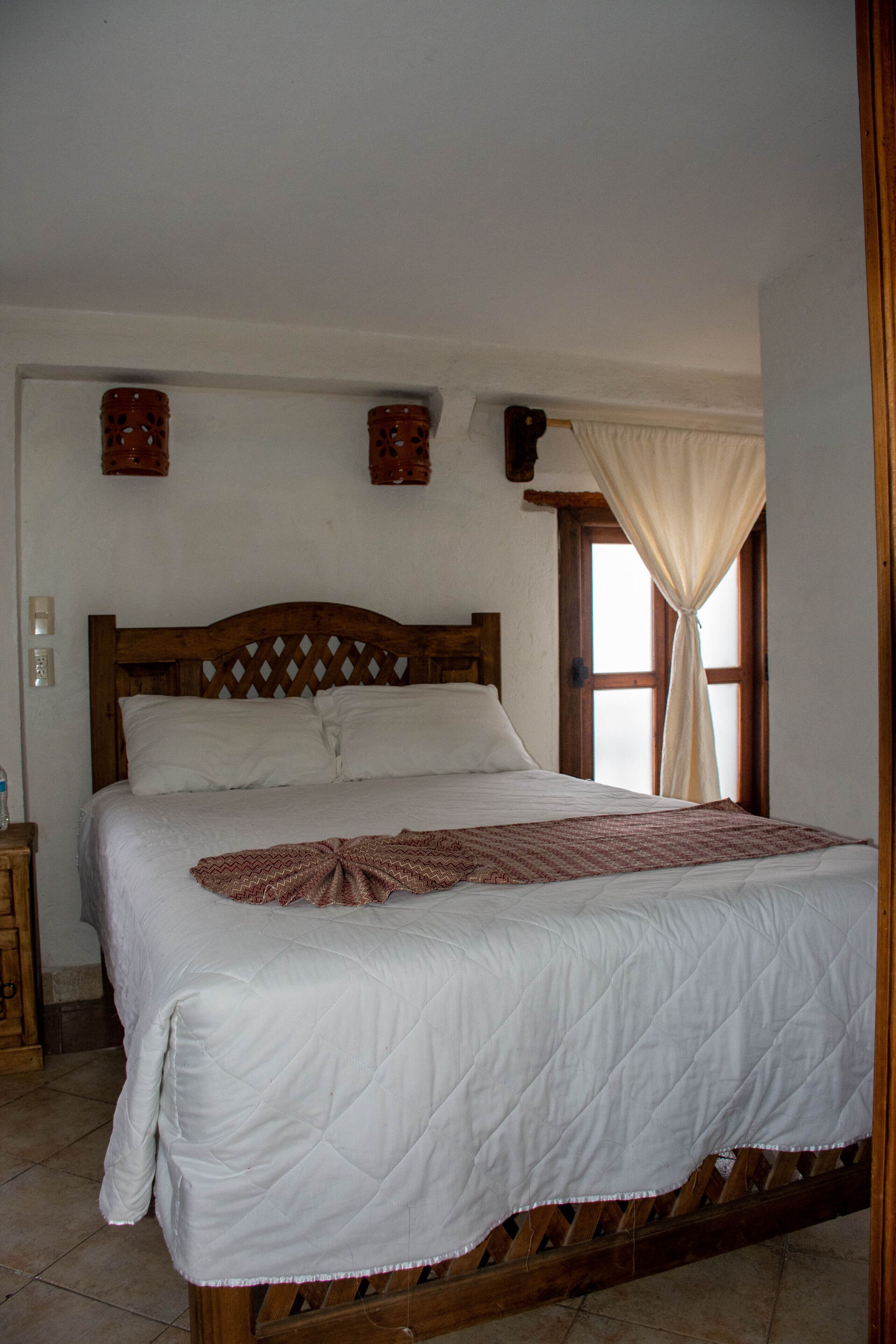 Escritorio, wifi gratis y ropa de cama 