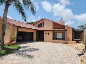 Exterior - Cozy Private Residence for Lease on Semi-private Golf club near Gulf of Mexico (Bonita Springs)