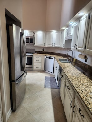 Kitchen, well stocked - Cozy Private Residence for Lease on Semi-private Golf club near Gulf of Mexico (Bonita Springs)