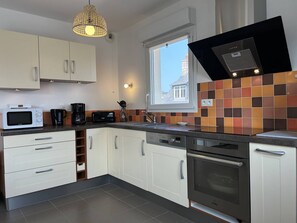 Fridge, microwave, oven, dishwasher - 517 - One-bedroom apartment, in the heart of Erquy. (ERQUY)